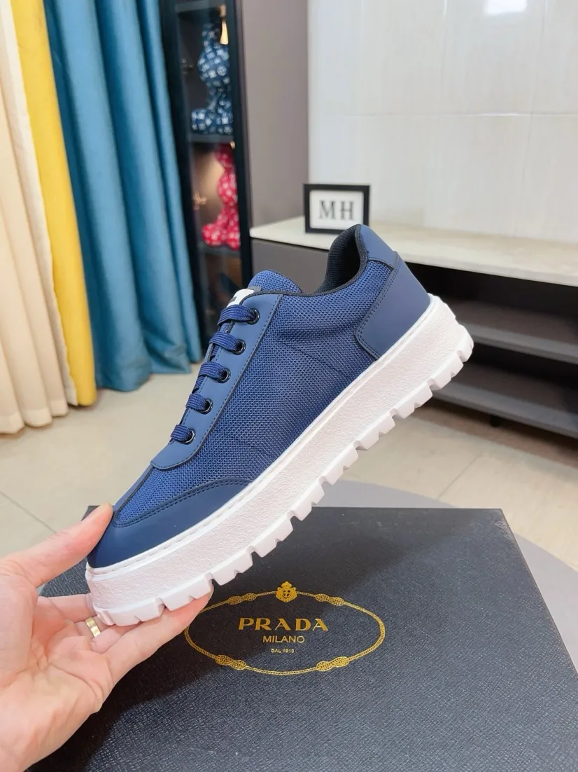 Men's shoes 💰440🌹🌹Prada 〈prada〉 luxury and fashionable high-end products ✊🔥The perfect last shape and top-notch handcrafting make this shoe immediately create a strong aristocratic atmosphere. Imported first-layer cowhide with brogue carving crafts💋Genuine leather lining🎶Rubber combination outsole specially imported from France for leather shoes😍Color: Mysterious Black☕️Size 38～44